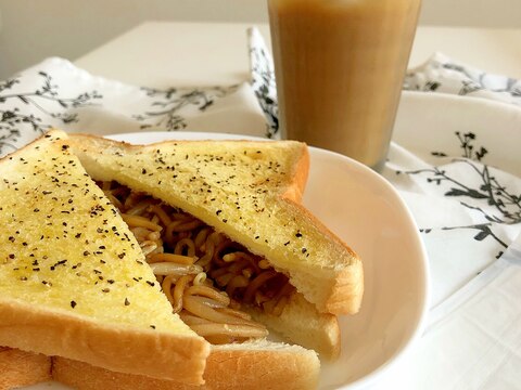 オイルトースト 焼きそばサンド♪